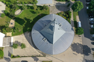 Kirche Maria Magdalena mit Garten von oben